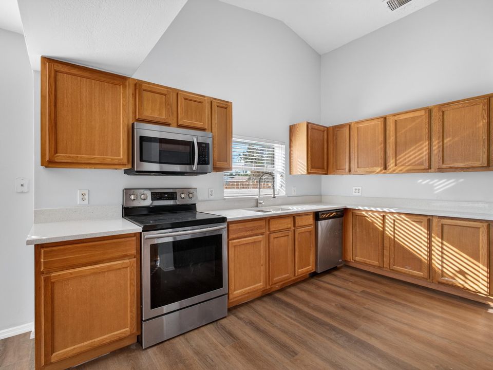 For Rent: $2,750 (3 beds, 2 baths, 2502 Square Feet)