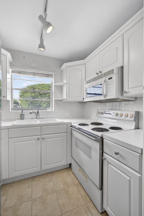 For Sale: $65,000 (1 beds, 1 baths, 702 Square Feet)