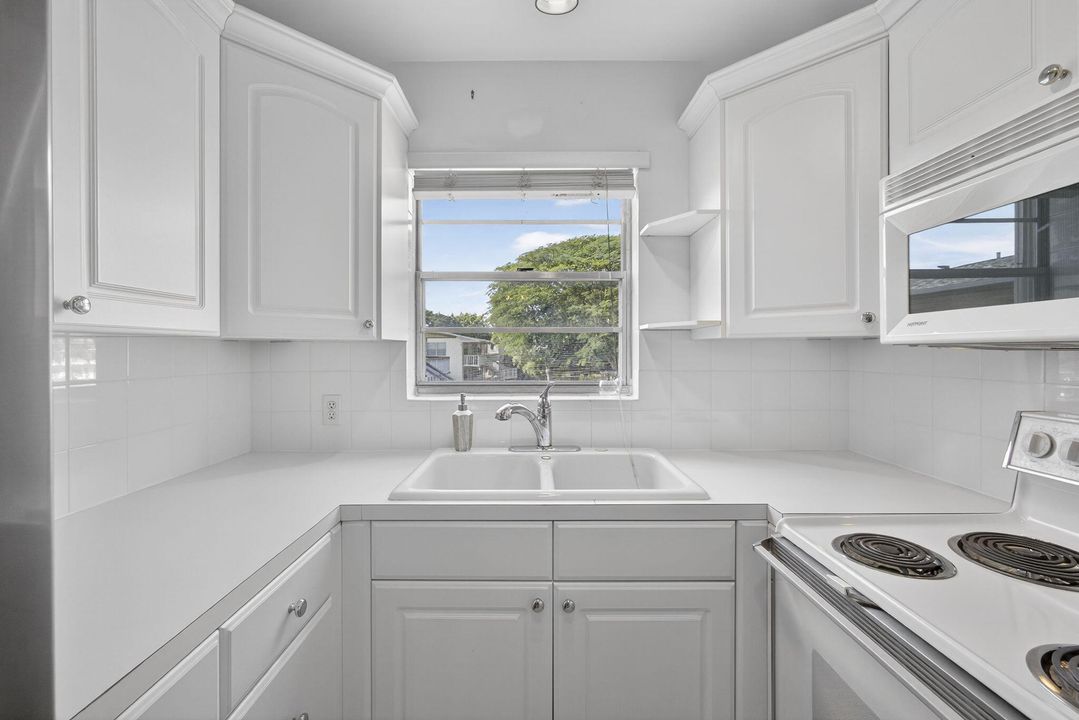 For Sale: $65,000 (1 beds, 1 baths, 702 Square Feet)