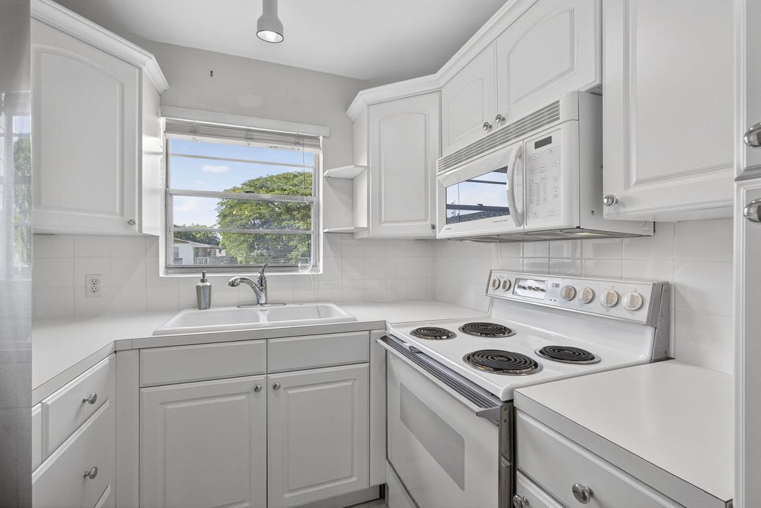 For Sale: $65,000 (1 beds, 1 baths, 702 Square Feet)