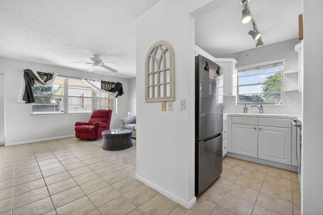 For Sale: $65,000 (1 beds, 1 baths, 702 Square Feet)