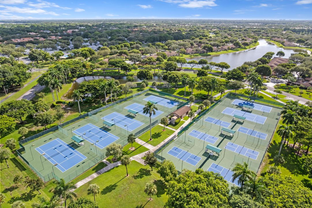 На продажу: $249,900 (2 спален, 2 ванн, 1110 Квадратных фут)