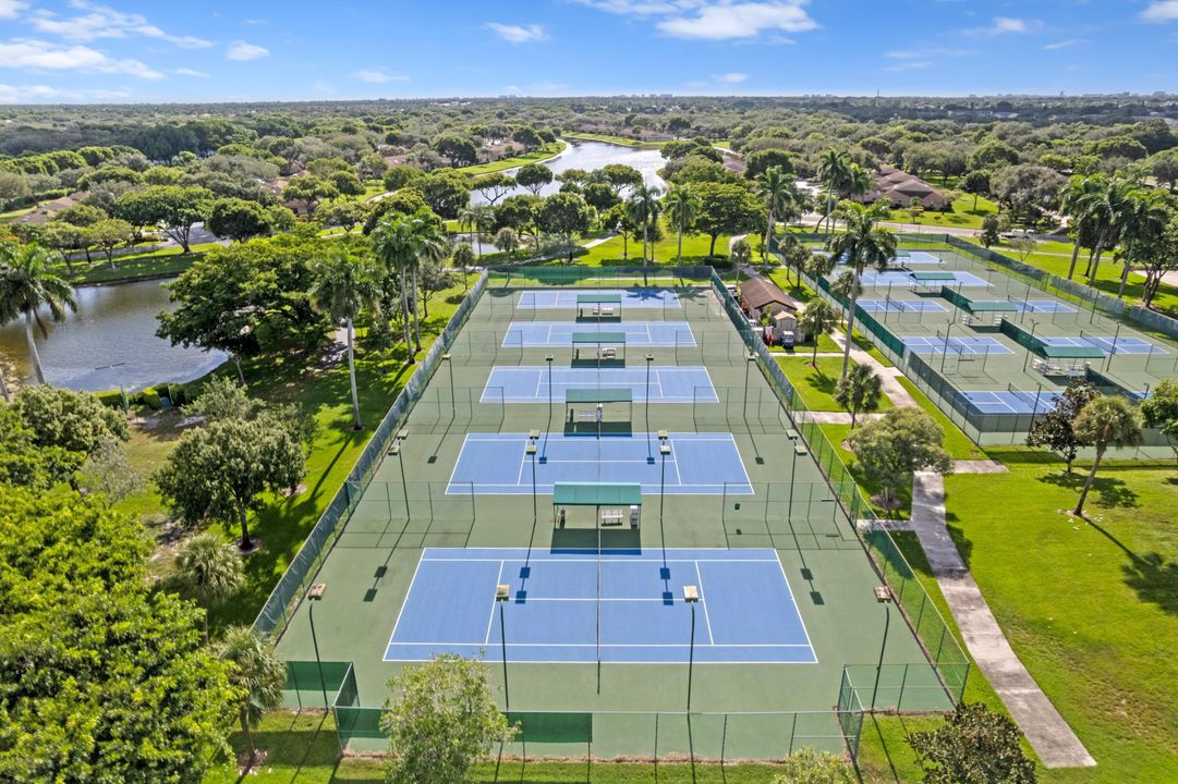 На продажу: $249,900 (2 спален, 2 ванн, 1110 Квадратных фут)