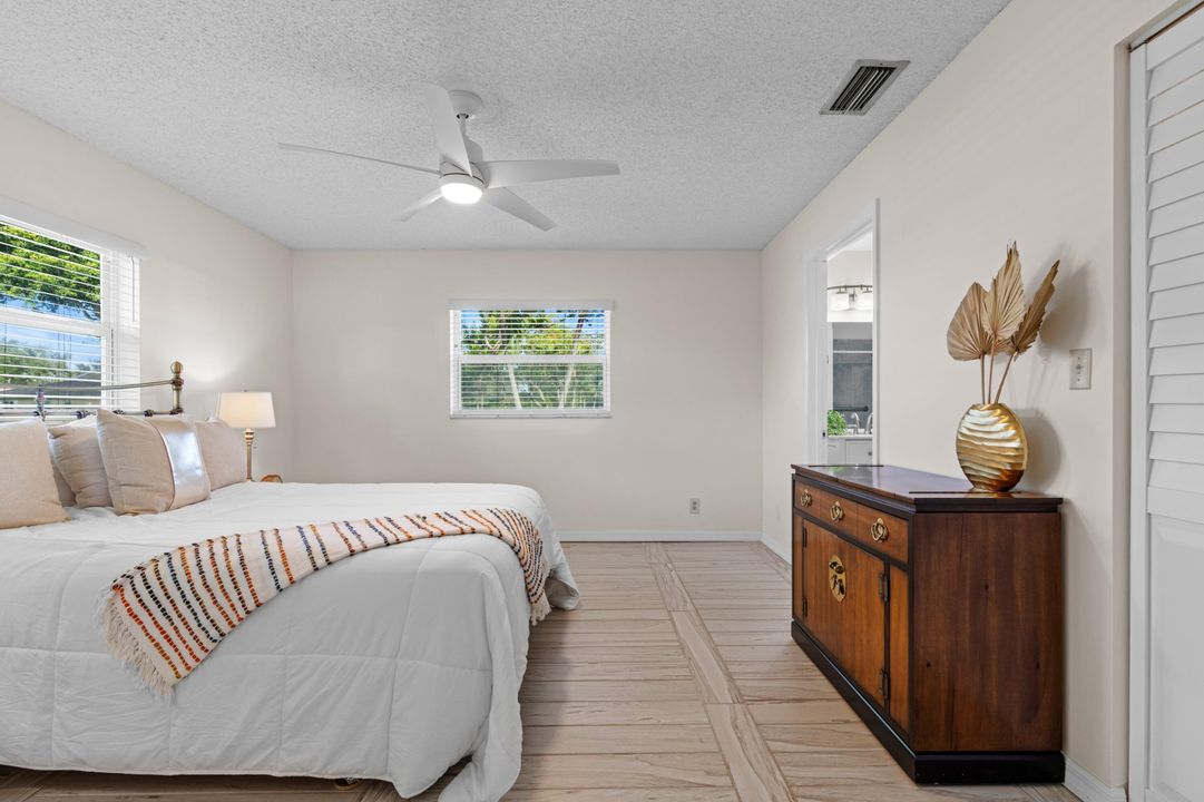 На продажу: $249,900 (2 спален, 2 ванн, 1110 Квадратных фут)