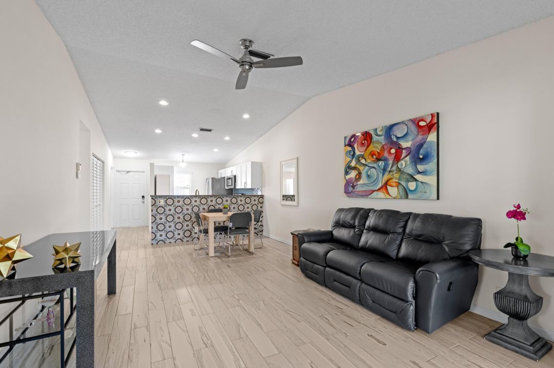 На продажу: $249,900 (2 спален, 2 ванн, 1110 Квадратных фут)