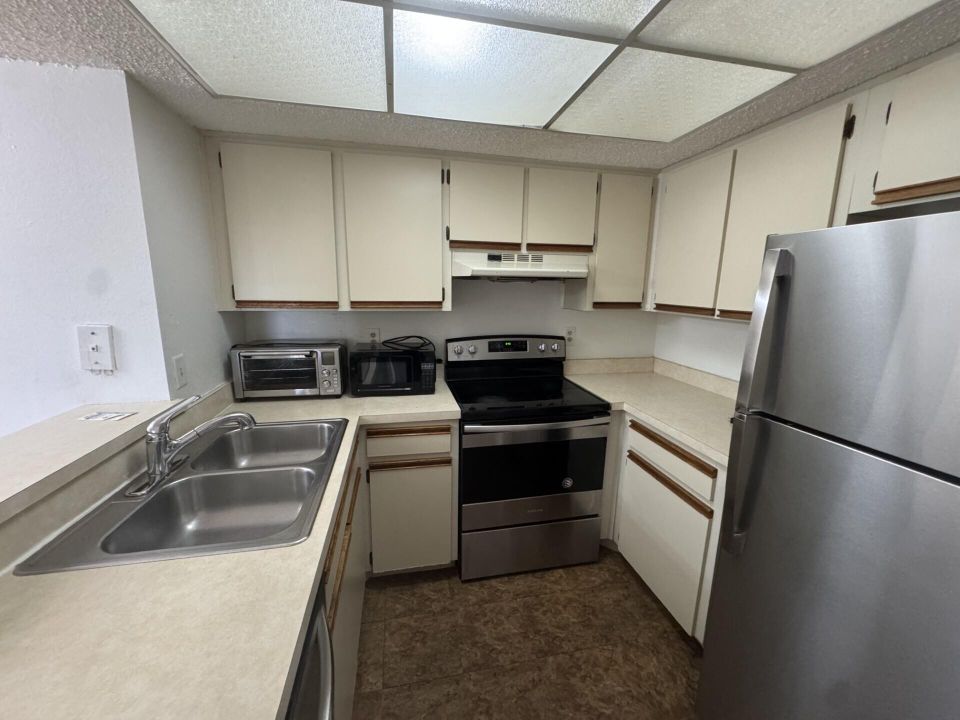 For Rent: $1,600 (2 beds, 2 baths, 886 Square Feet)