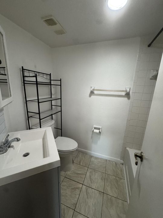For Rent: $1,600 (2 beds, 2 baths, 886 Square Feet)