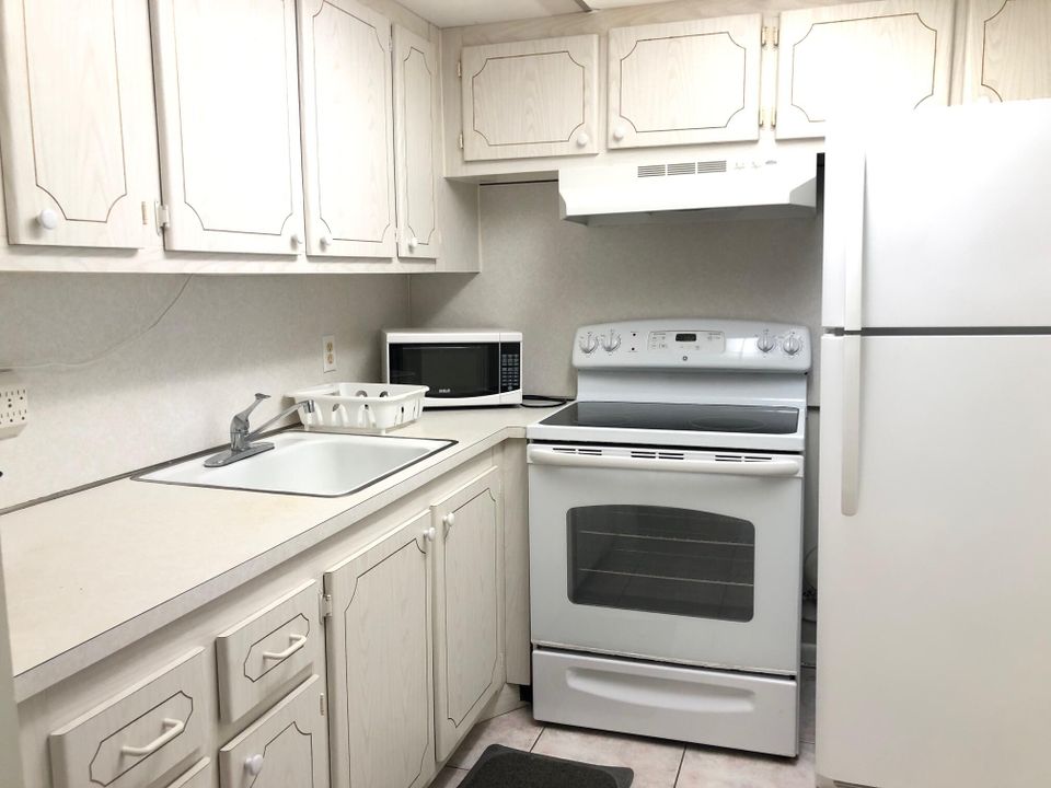 For Rent: $1,350 (1 beds, 1 baths, 700 Square Feet)
