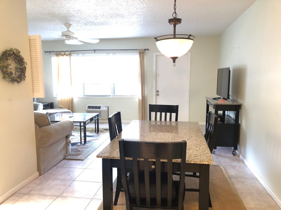 For Rent: $1,350 (1 beds, 1 baths, 700 Square Feet)