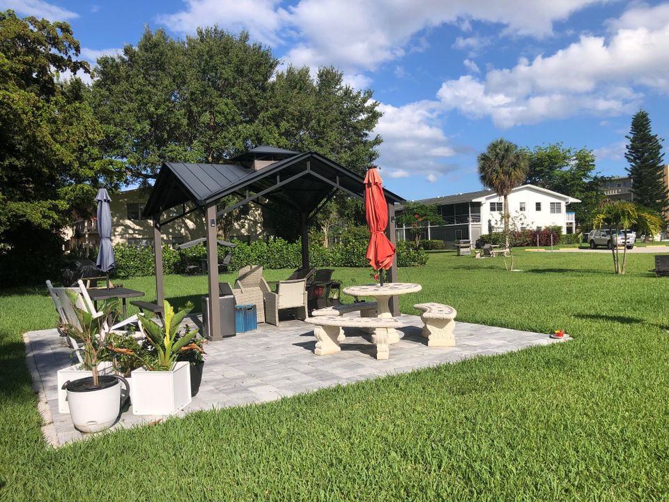 For Rent: $1,350 (1 beds, 1 baths, 700 Square Feet)