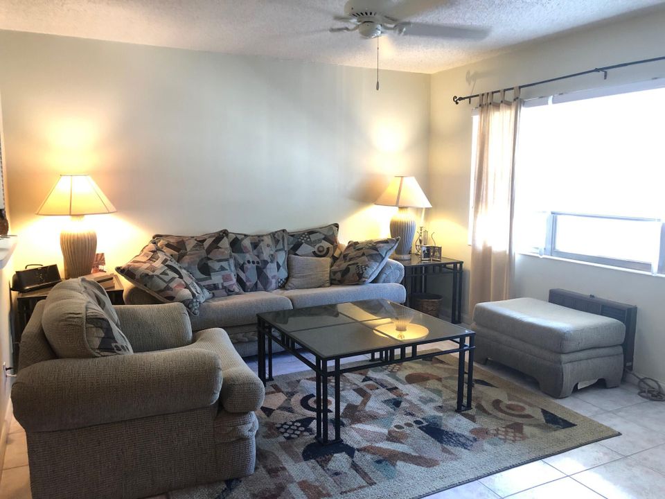 For Rent: $1,350 (1 beds, 1 baths, 700 Square Feet)