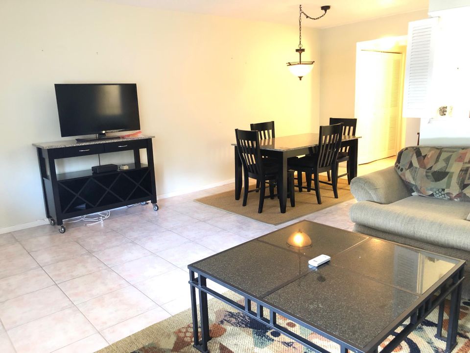 For Rent: $1,350 (1 beds, 1 baths, 700 Square Feet)