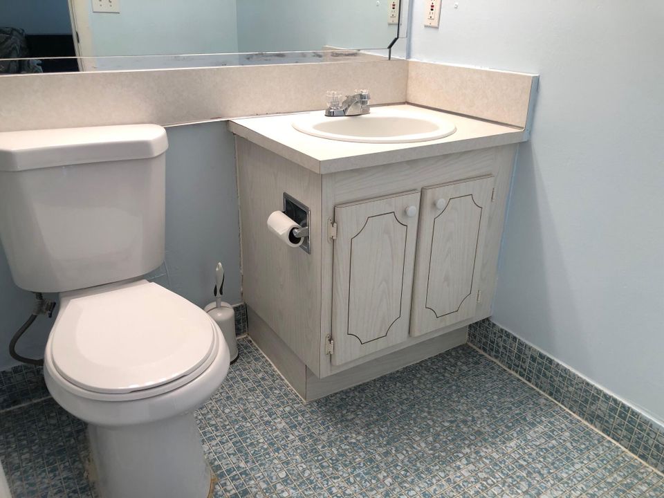 For Rent: $1,350 (1 beds, 1 baths, 700 Square Feet)