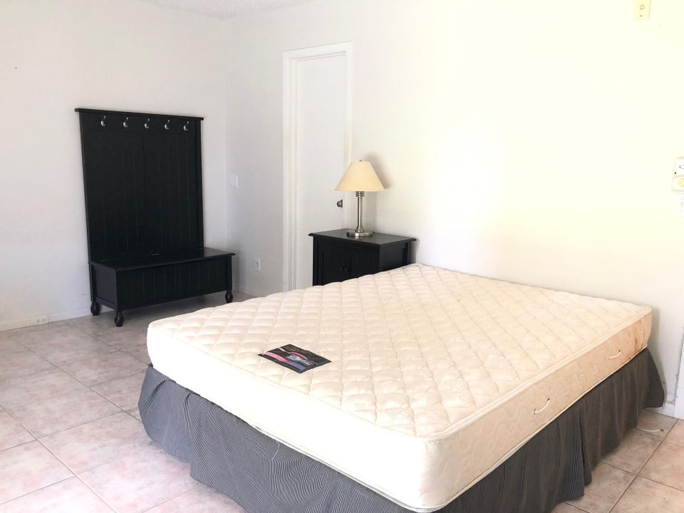 For Rent: $1,350 (1 beds, 1 baths, 700 Square Feet)