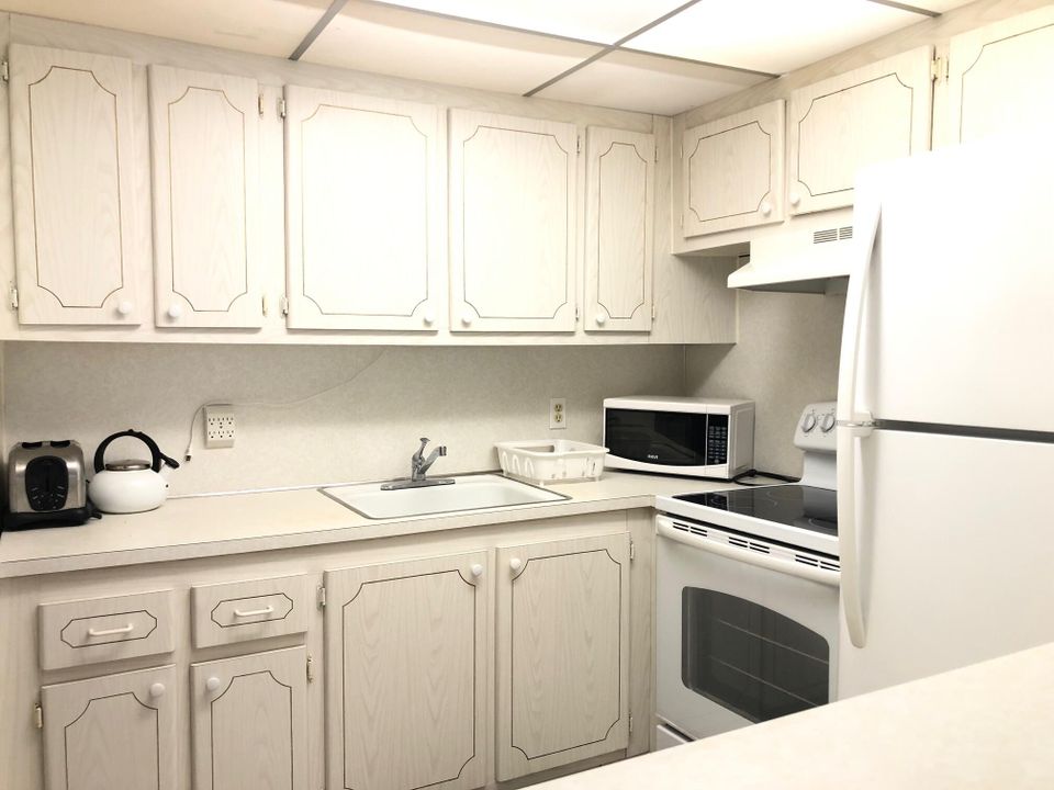 For Rent: $1,350 (1 beds, 1 baths, 700 Square Feet)