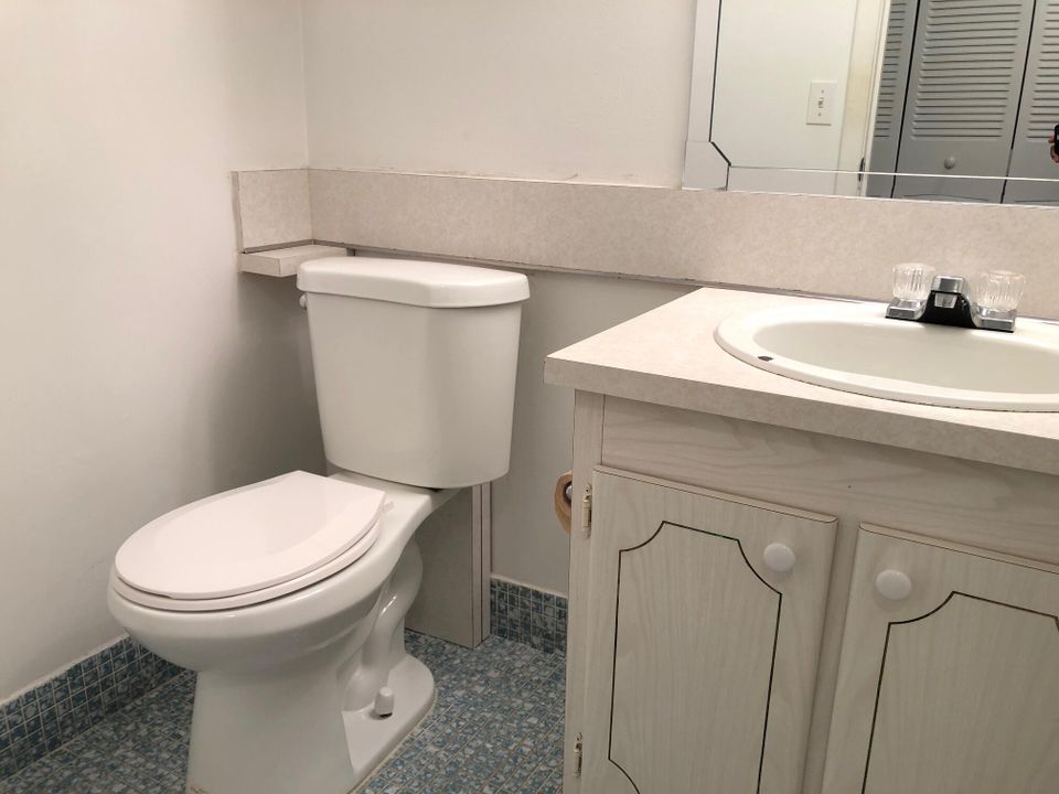 For Rent: $1,350 (1 beds, 1 baths, 700 Square Feet)