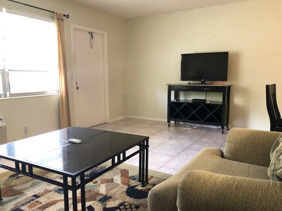 For Rent: $1,350 (1 beds, 1 baths, 700 Square Feet)