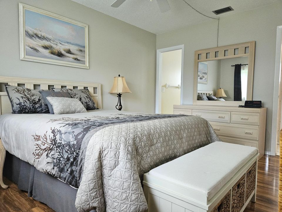 For Sale: $109,500 (1 beds, 1 baths, 662 Square Feet)