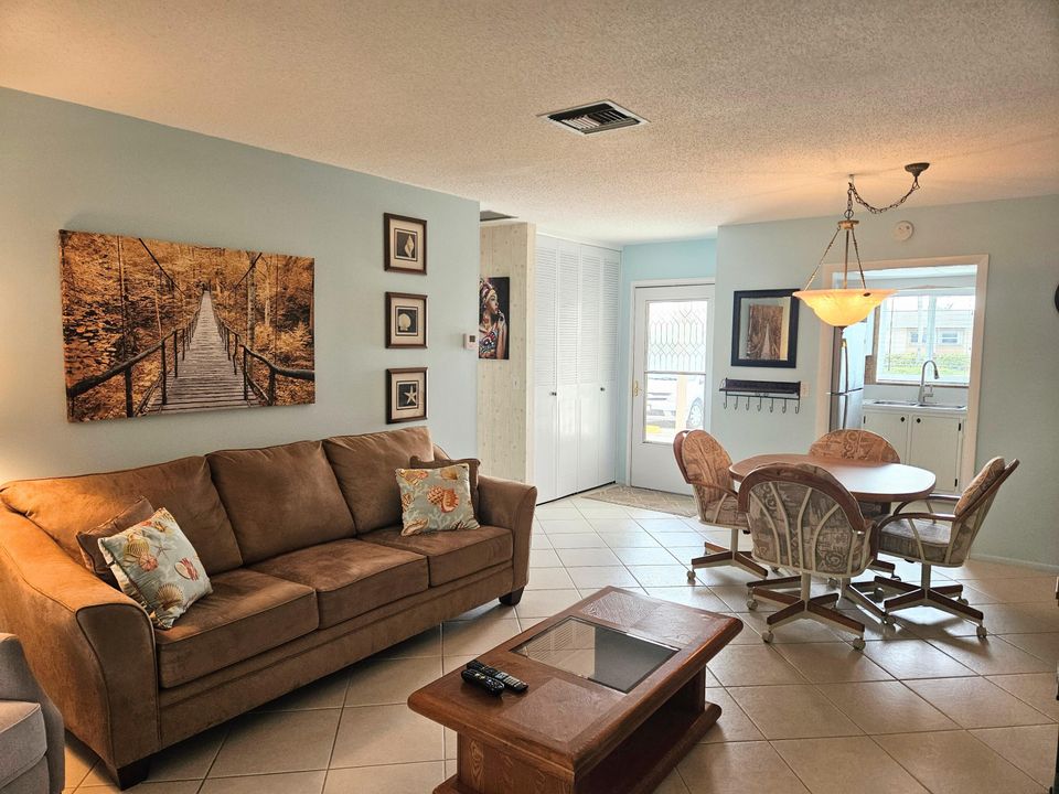 For Sale: $109,500 (1 beds, 1 baths, 662 Square Feet)