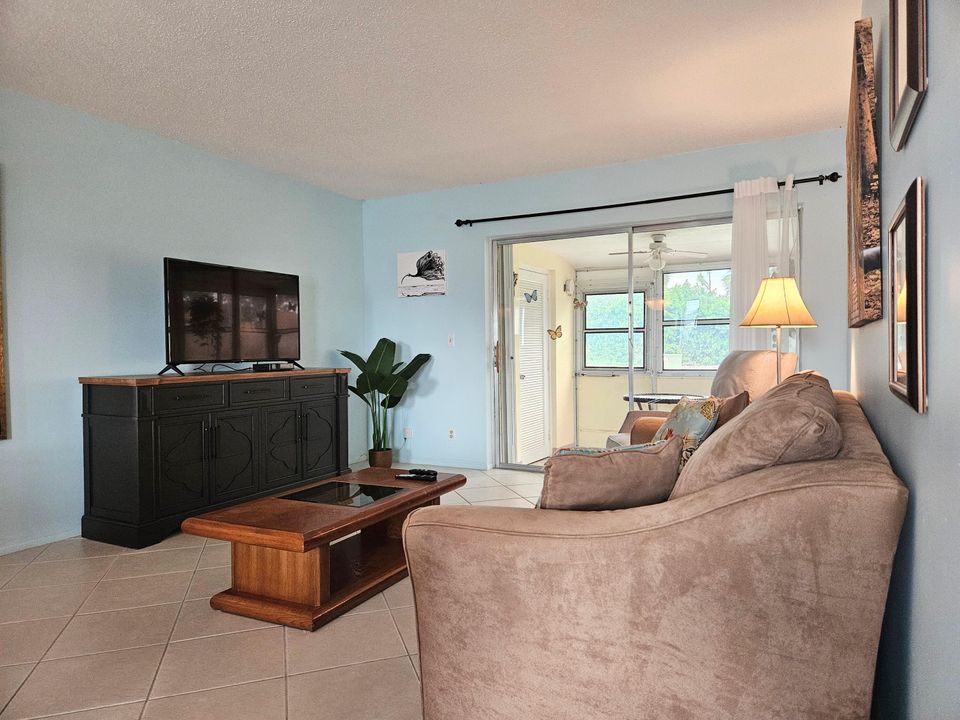 For Sale: $109,500 (1 beds, 1 baths, 662 Square Feet)