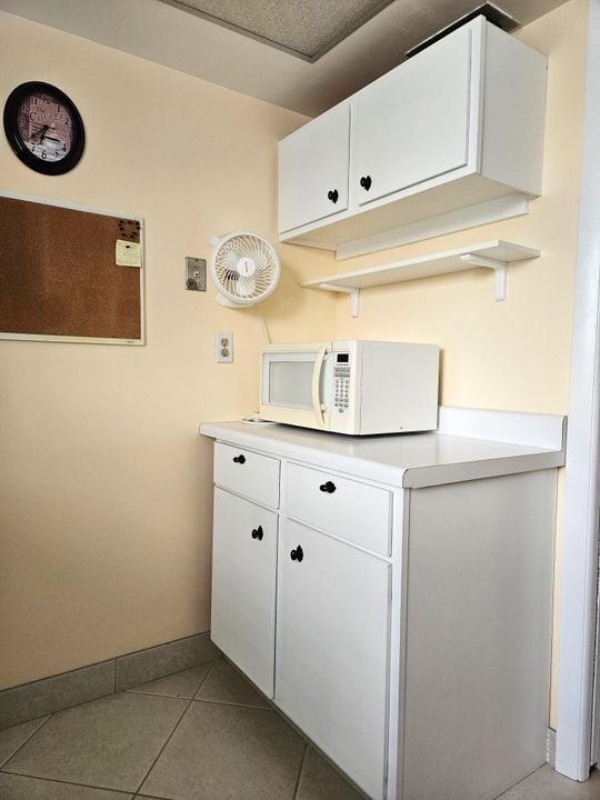 For Sale: $109,500 (1 beds, 1 baths, 662 Square Feet)