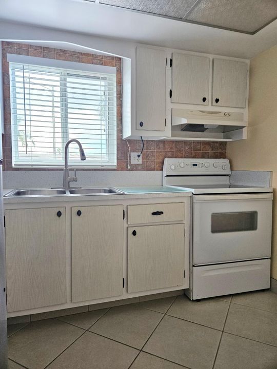 For Sale: $109,500 (1 beds, 1 baths, 662 Square Feet)
