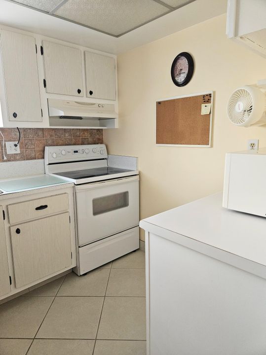 For Sale: $109,500 (1 beds, 1 baths, 662 Square Feet)