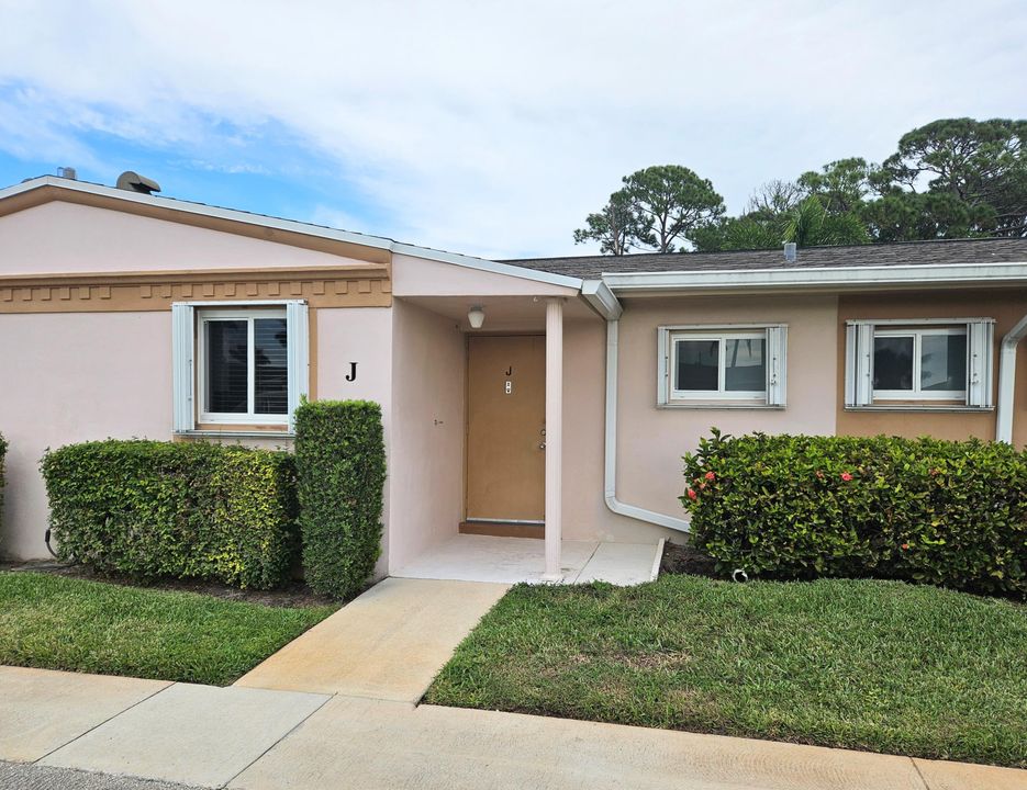 For Sale: $109,500 (1 beds, 1 baths, 662 Square Feet)