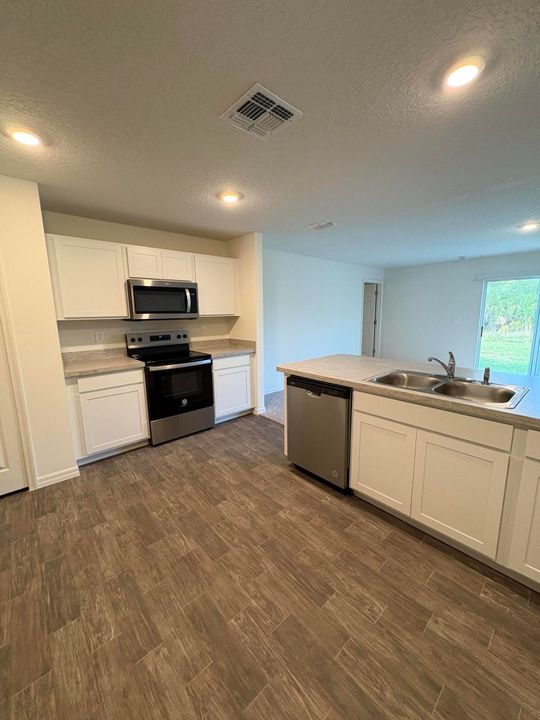 For Rent: $2,200 (4 beds, 2 baths, 1806 Square Feet)