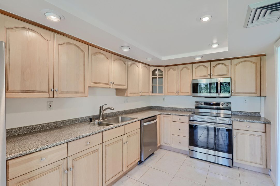 For Rent: $2,950 (2 beds, 2 baths, 1305 Square Feet)