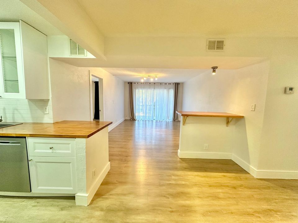 For Rent: $2,300 (2 beds, 2 baths, 936 Square Feet)