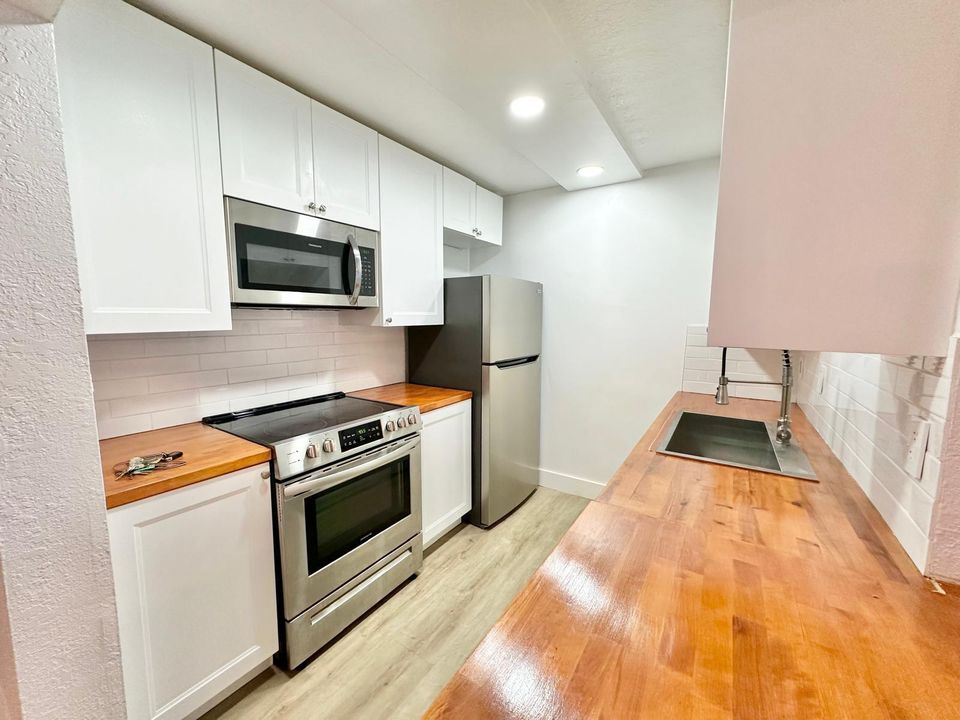 For Rent: $2,300 (2 beds, 2 baths, 936 Square Feet)