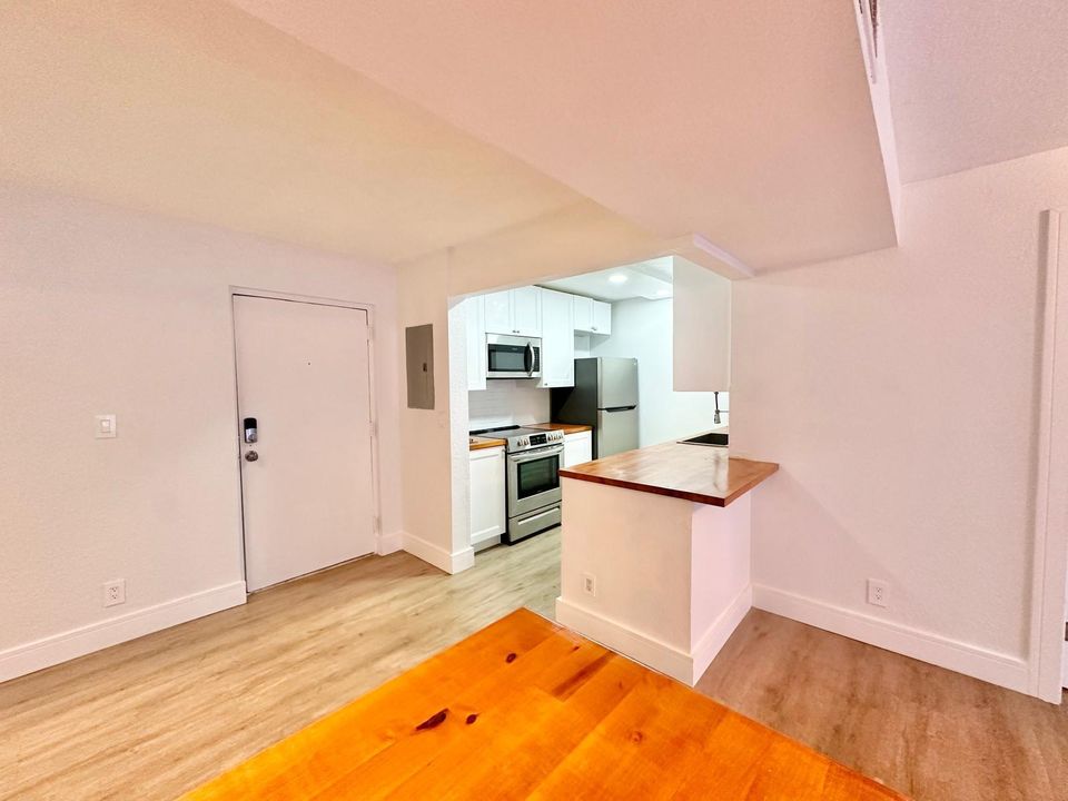 For Rent: $2,300 (2 beds, 2 baths, 936 Square Feet)