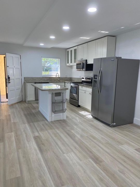 For Rent: $2,400 (2 beds, 2 baths, 978 Square Feet)