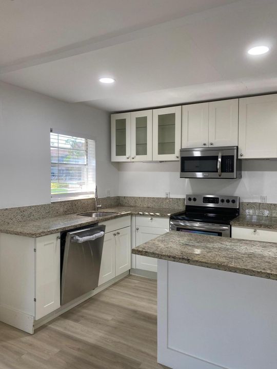 For Rent: $2,400 (2 beds, 2 baths, 978 Square Feet)