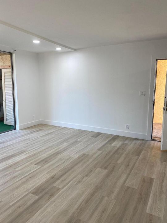 For Rent: $2,400 (2 beds, 2 baths, 978 Square Feet)