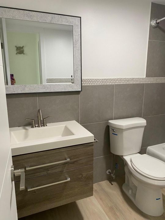 For Rent: $2,400 (2 beds, 2 baths, 978 Square Feet)