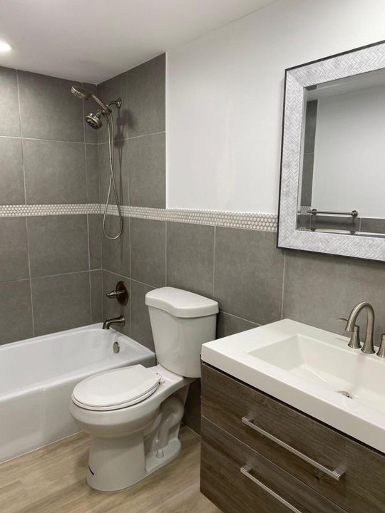 For Rent: $2,400 (2 beds, 2 baths, 978 Square Feet)