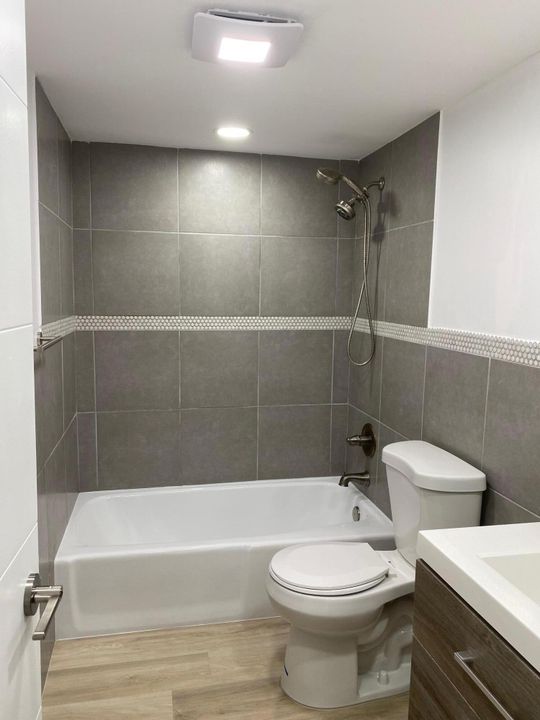 For Rent: $2,400 (2 beds, 2 baths, 978 Square Feet)