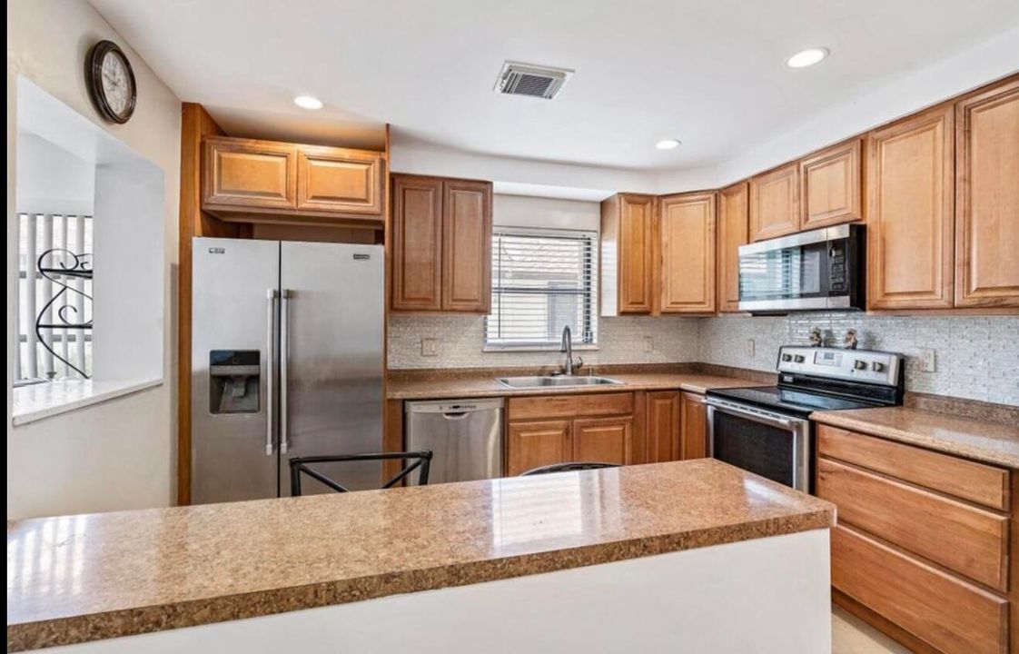 For Sale: $300,000 (2 beds, 2 baths, 1395 Square Feet)