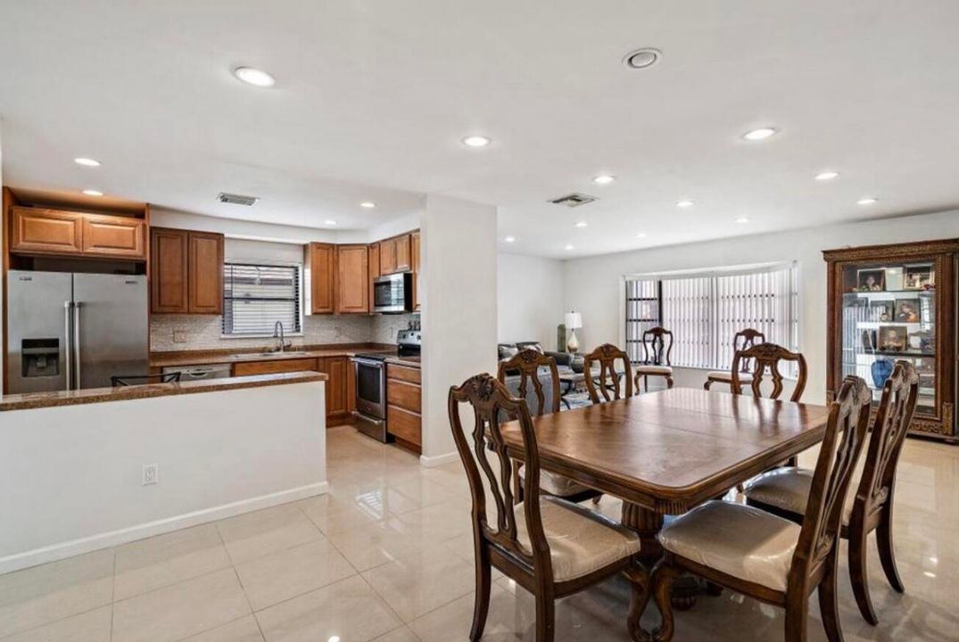 For Sale: $300,000 (2 beds, 2 baths, 1395 Square Feet)