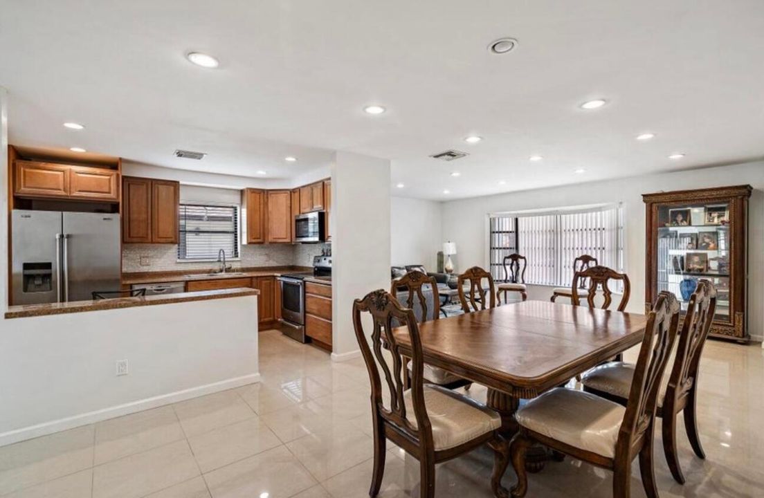 For Sale: $300,000 (2 beds, 2 baths, 1395 Square Feet)