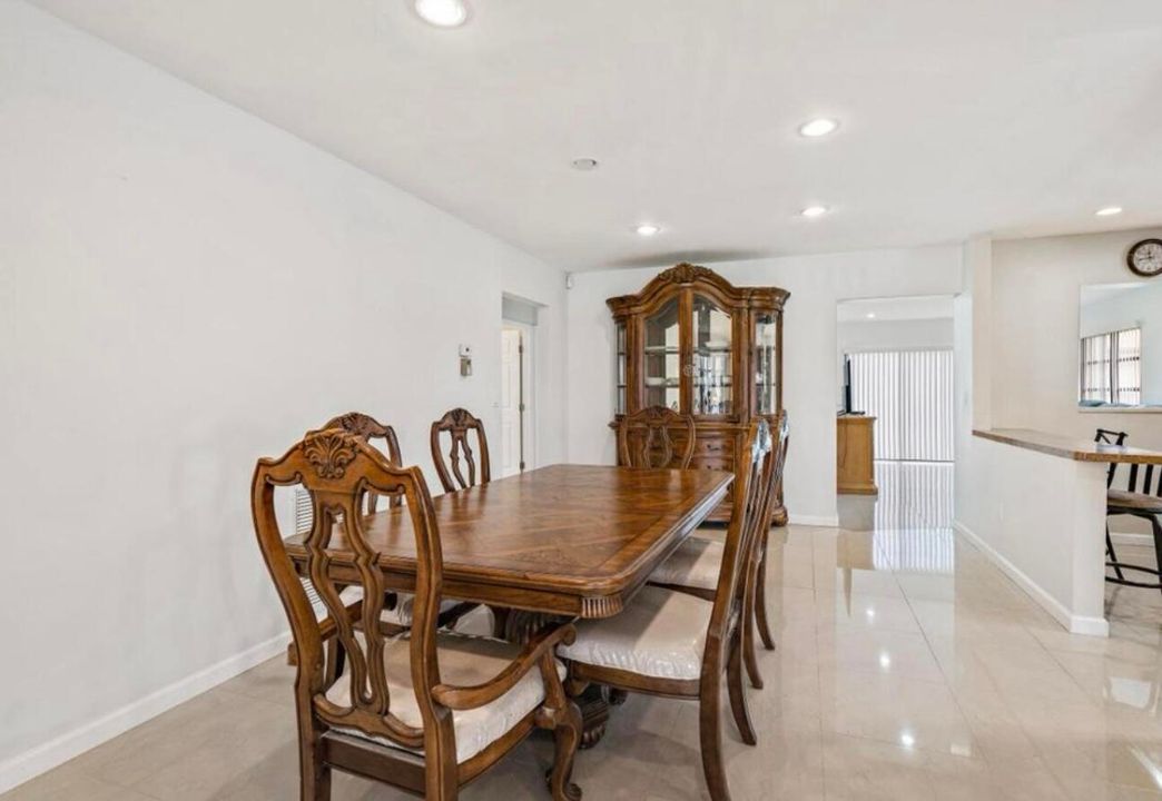 For Sale: $300,000 (2 beds, 2 baths, 1395 Square Feet)