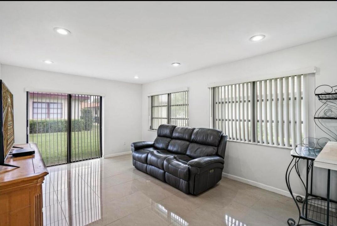 For Sale: $300,000 (2 beds, 2 baths, 1395 Square Feet)