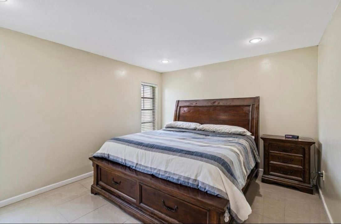For Sale: $300,000 (2 beds, 2 baths, 1395 Square Feet)