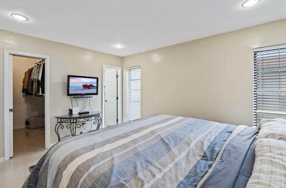 For Sale: $300,000 (2 beds, 2 baths, 1395 Square Feet)