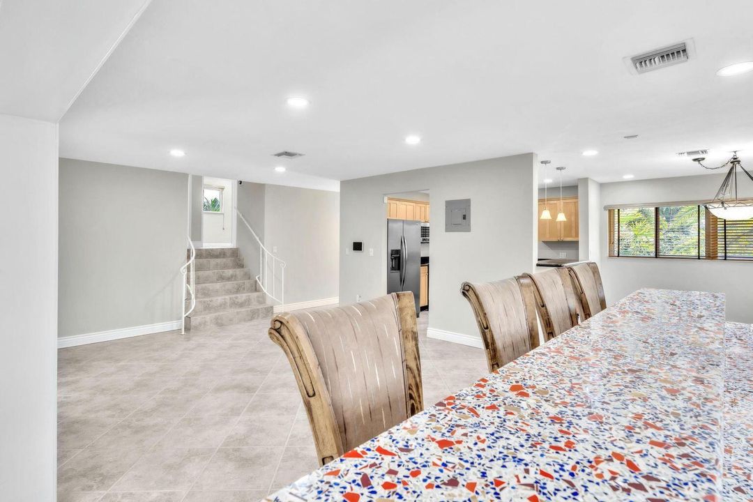 出租: $7,500 (4 贝兹, 3 浴室, 1998 平方英尺)