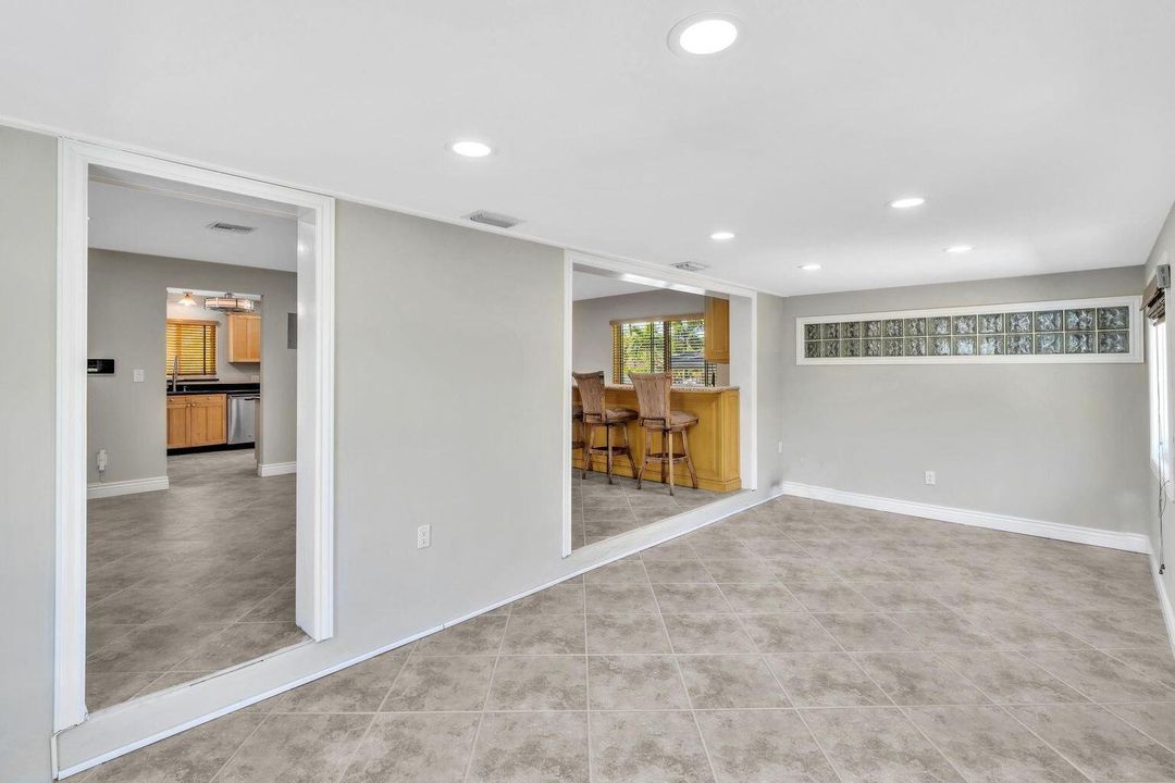 出租: $7,500 (4 贝兹, 3 浴室, 1998 平方英尺)