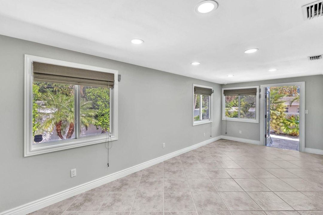 出租: $7,500 (4 贝兹, 3 浴室, 1998 平方英尺)