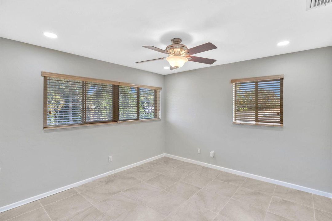 出租: $7,500 (4 贝兹, 3 浴室, 1998 平方英尺)